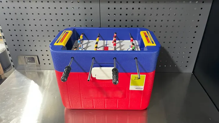 Multifunktionale Kühlbox mit Tischkicker-Funktion und Rollen
